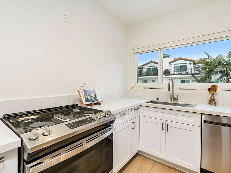 Sea Skiff Apartments Best Ocean View in Hermosa Beach — Photo 8