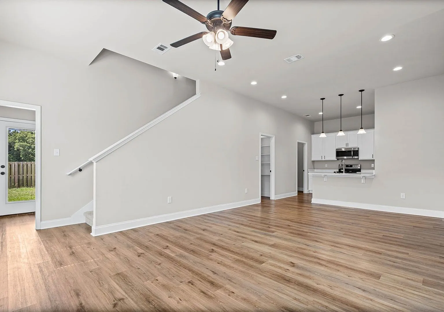 Great Location In Cypress Gates Community — Photo 2