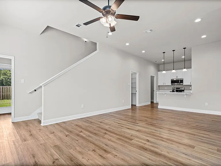 950 Gibson Ct — Photo 2