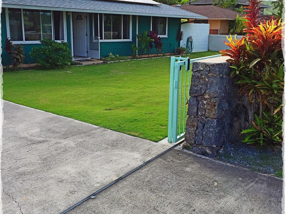 Drive entry and front yard. Manual gate