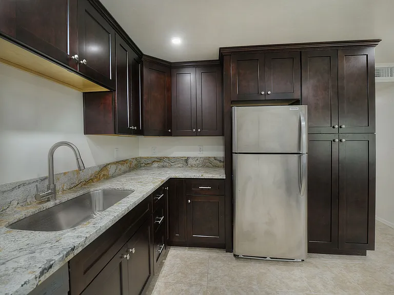 University Fremont Apartments — Photo 20
