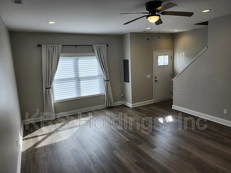 3 bed, 2.5 bath, 1490 sqft, $1,995 — Photo 3