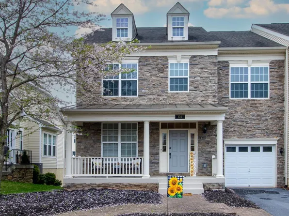 104 Strathmore Way E, Martinsburg, WV 25403