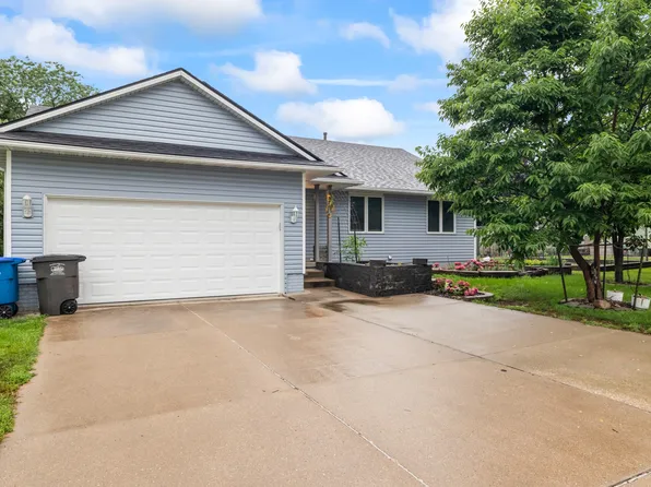 3006 Shadow Creek Ln, Des Moines, IA 50320