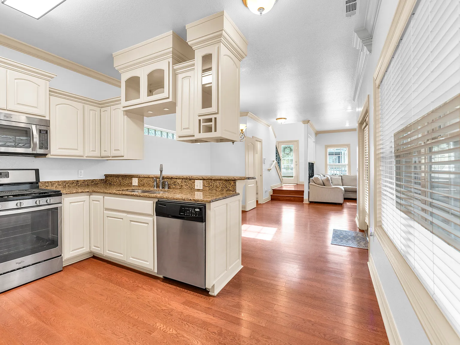 3 bed, 2.5 bath, 1827 sqft, $2,500 — Photo 4