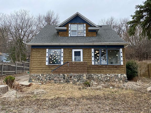 2nd image of 590 College St SE