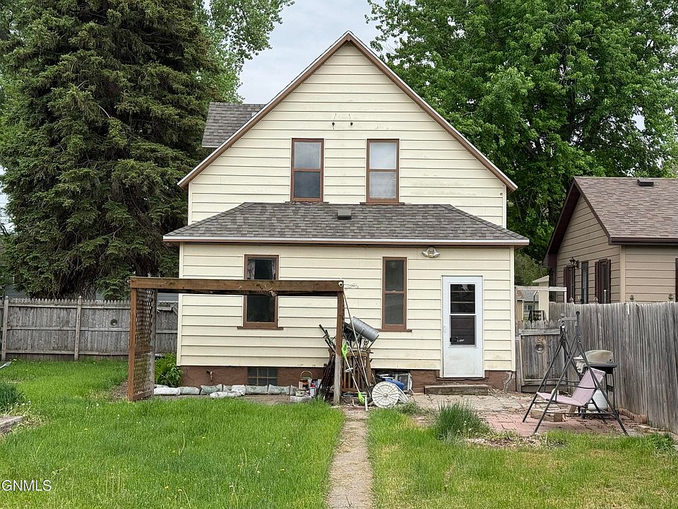 2nd image of 526 3rd St SW