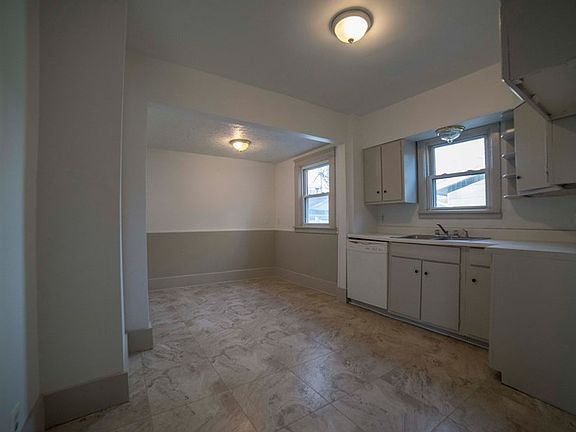 3rd image of 844 Kenilworth Ave SE