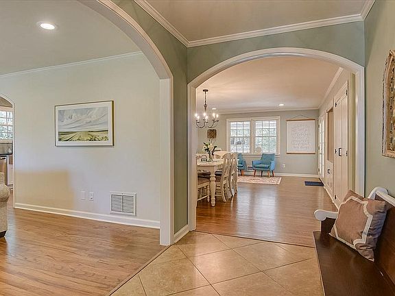 4th image of 550 Hillwood Cir