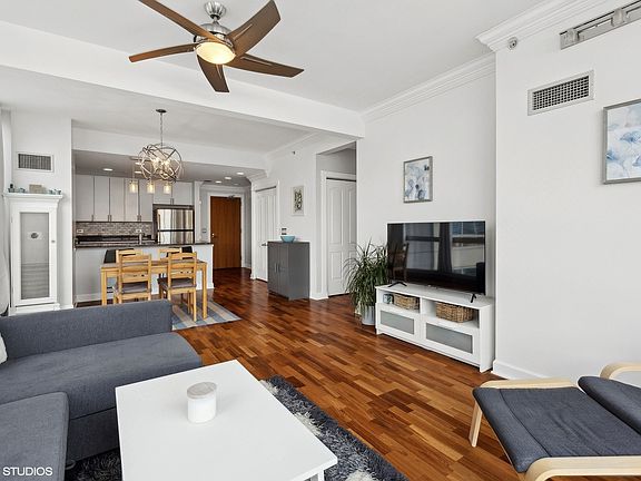 4th image of 1901 S Calumet Ave #808