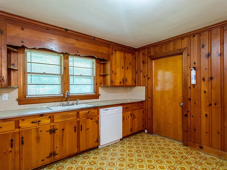300 Tyson Ave — Photo 20