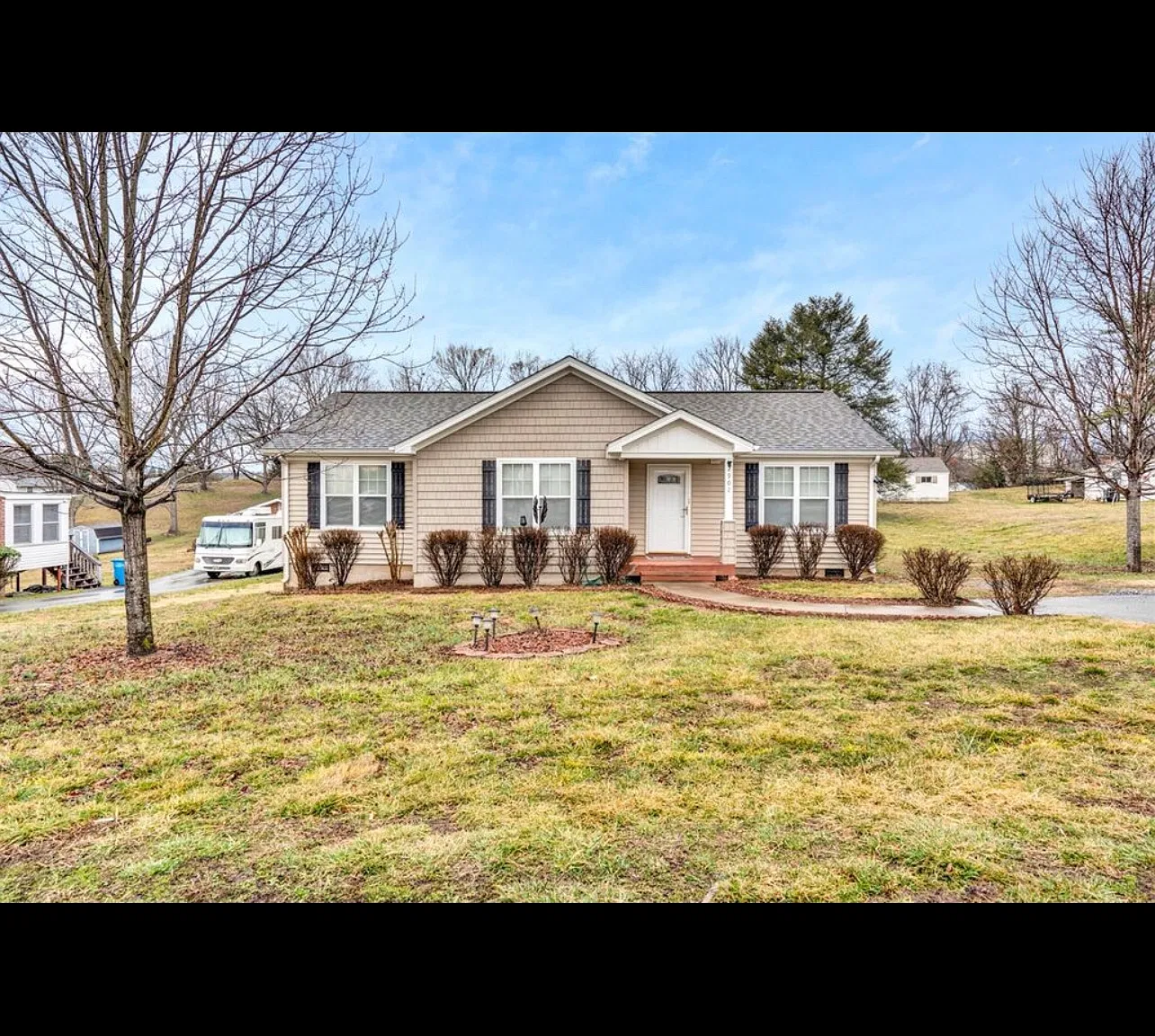 3 bed, 1200 sqft, $1,990 — Photo 2