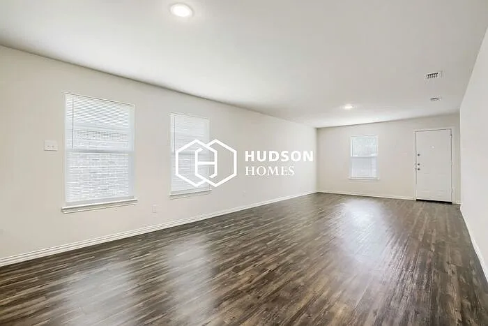 4 bed, 2.0 bath, 1571 sqft, $1,649 — Photo 2