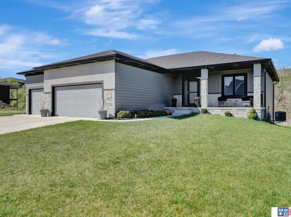 8920 Shadow Creek Ln, Lincoln, NE 68520
