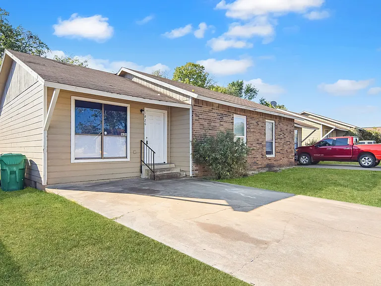 1626 Kelly Dr — Photo 2