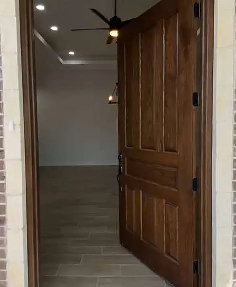 215 Laredo Blvd — Photo 2