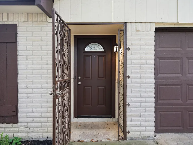 2126 Quail Valley East Dr — Photo 3