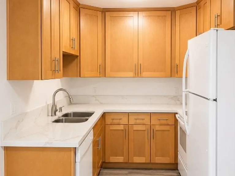Parkway Plaza Apartments — Photo 7