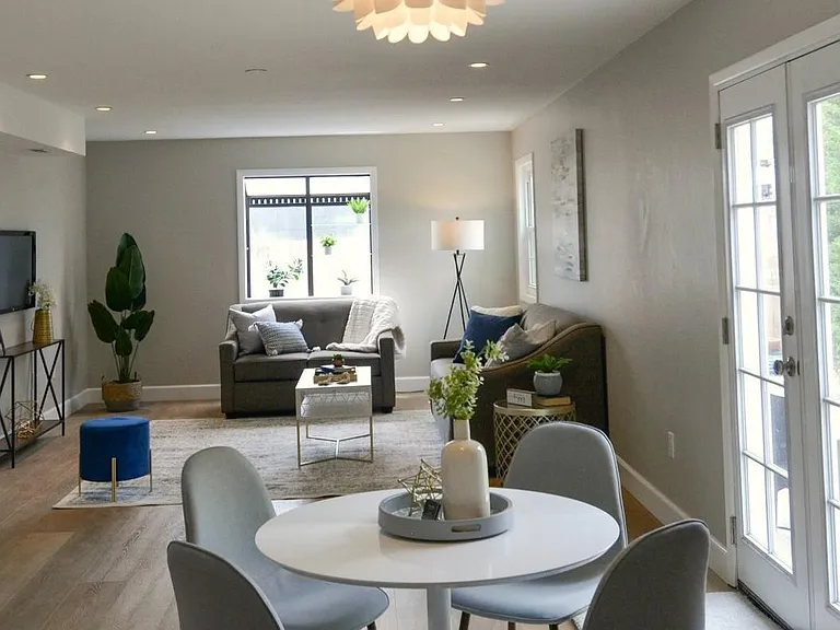990 Sparta Dr — Photo 3