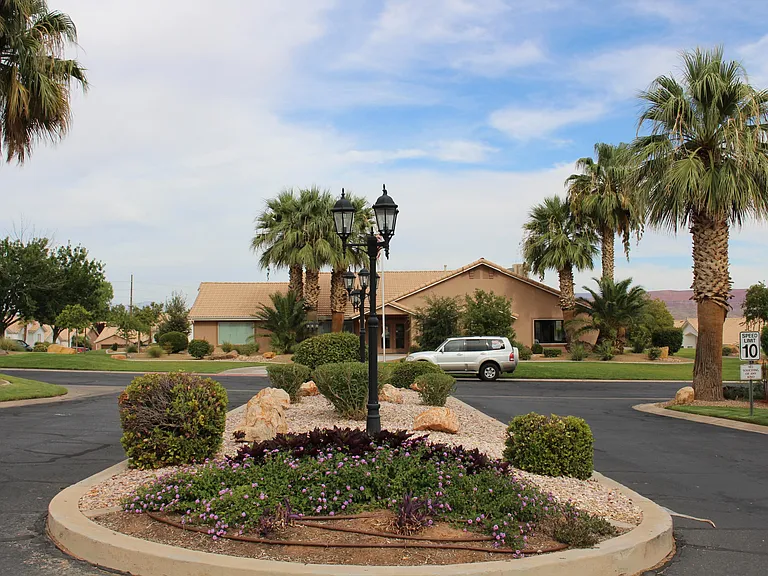 210 N Mall Dr — Photo 21