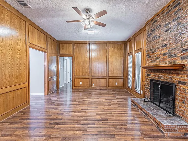 2801 Cambridgeshire Dr — Photo 15