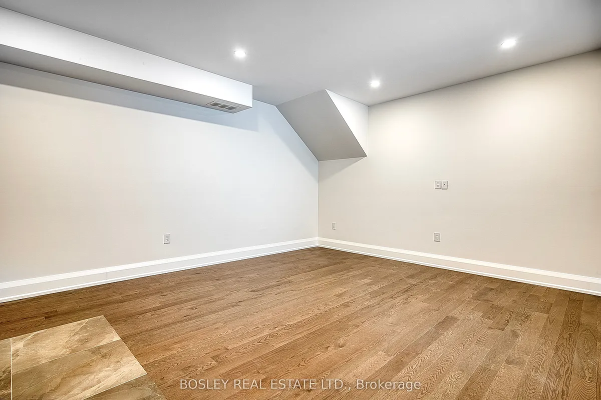 Building Photo - 2579 Yonge St #202