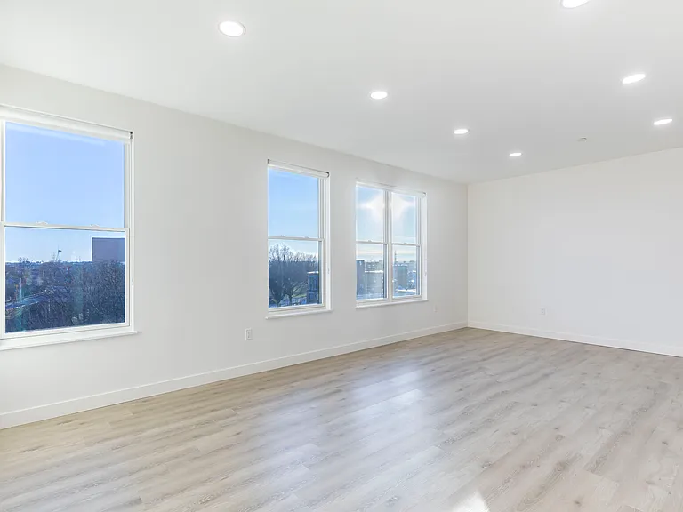 Skyline Apartments — Photo 53