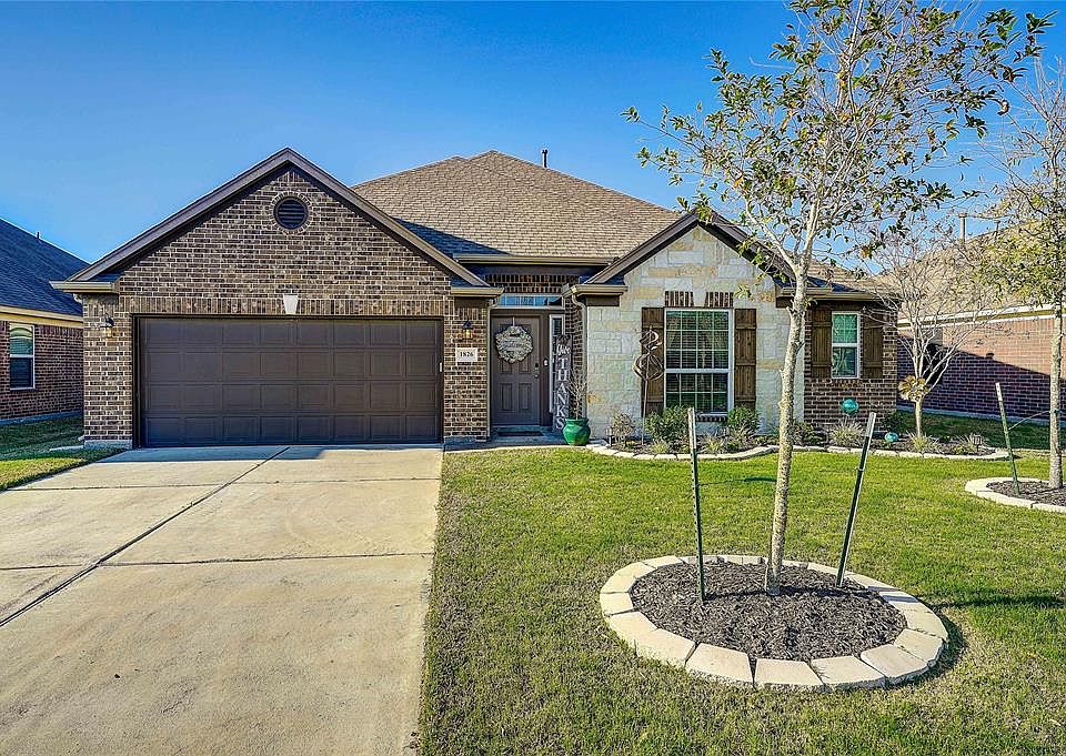 Well maintained yard with great landscaping in a great location in the interior of the neighborhood.