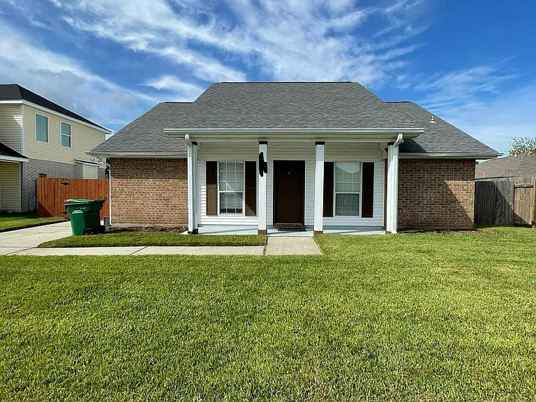 608 Medford Dr — Photo 2