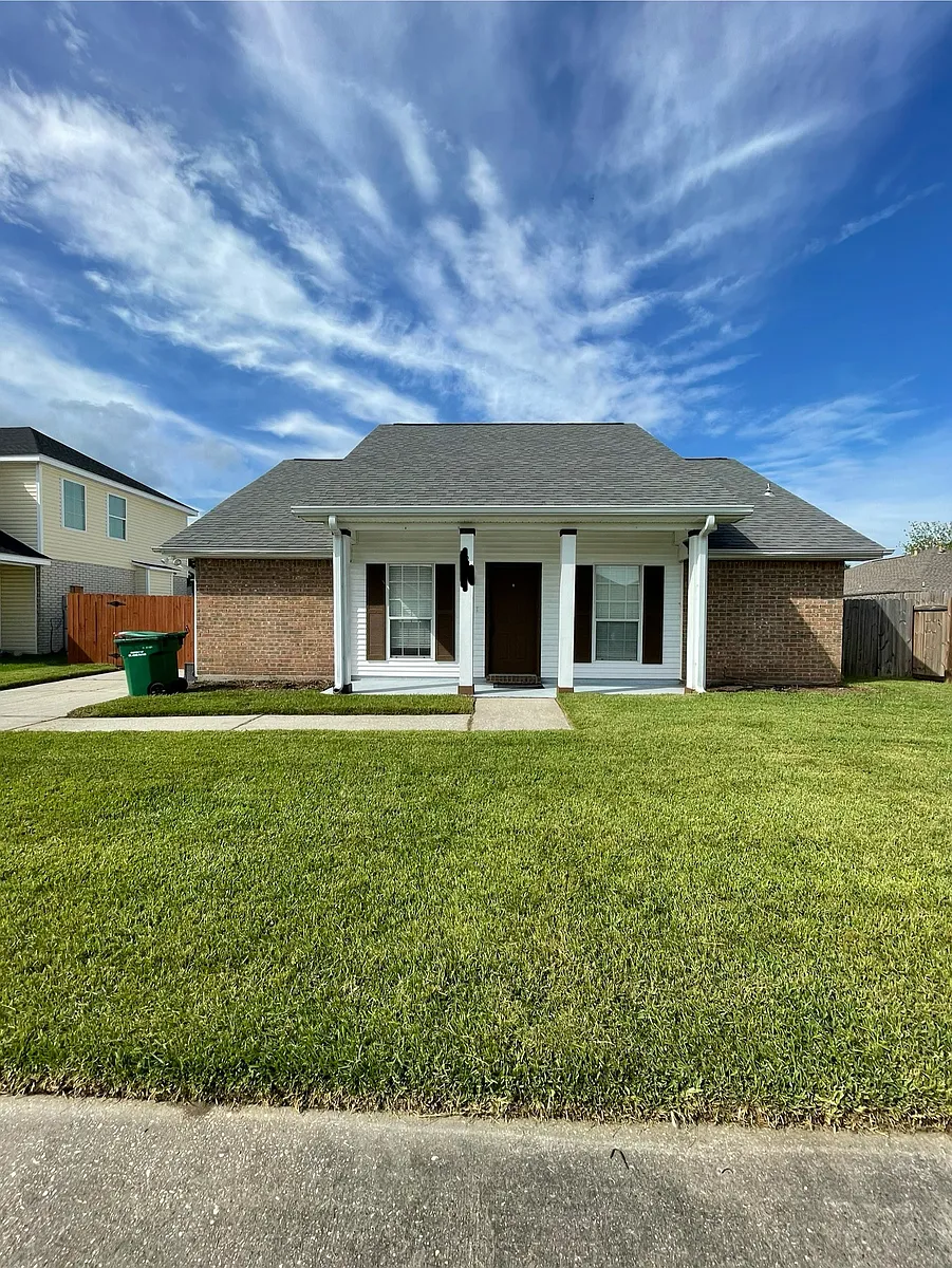 Building Photo - 608 Medford Dr