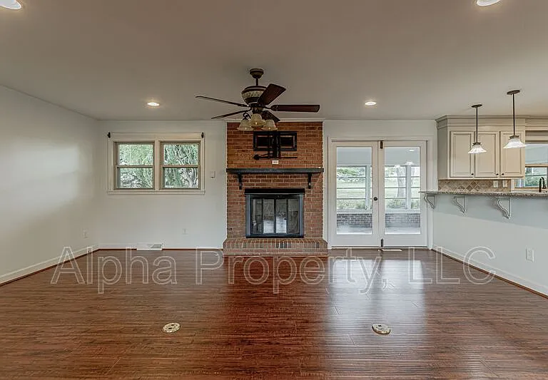 109 Roberts Cir — Photo 6