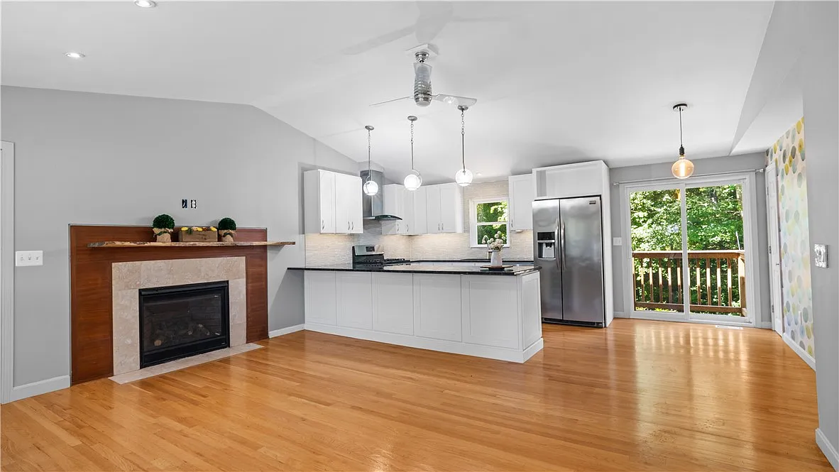 3 bed, 1.0 bath, 1008 sqft, $3,800 — Photo 3