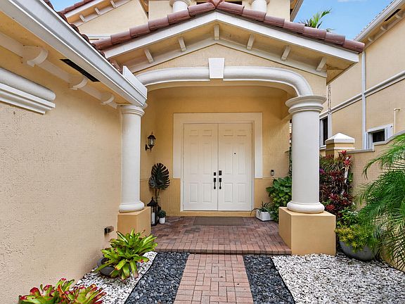3rd image of 1687 Passion Vine Circle #1687