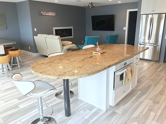 4th image of 2111 N Shore Dr