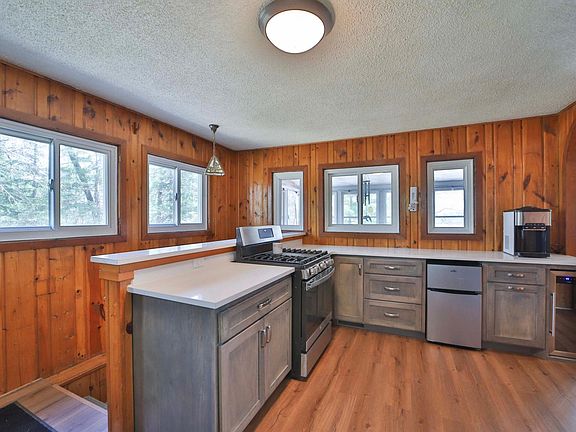 4th image of 23607 Warren Ct