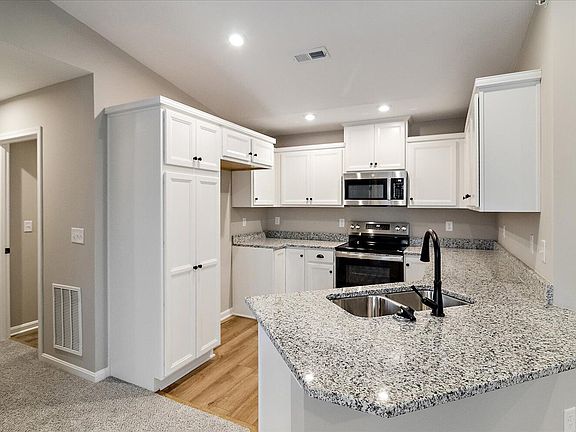 4th image of 554 Foxhill Dr #12-305