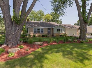 3725 W Harbor Dr, Bettendorf, IA 52722