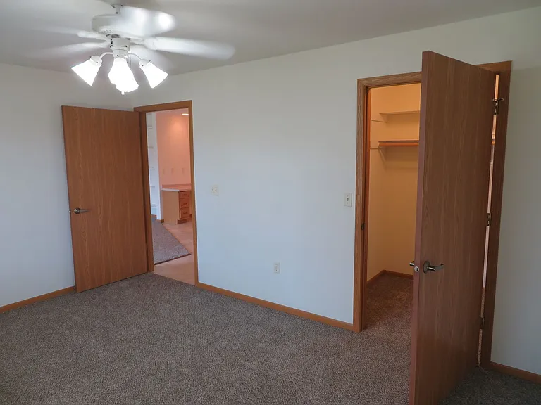 606 W State St — Photo 5