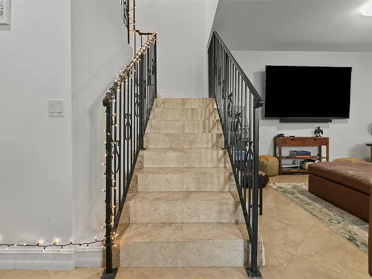 732 NE 15th Ave — Photo 16