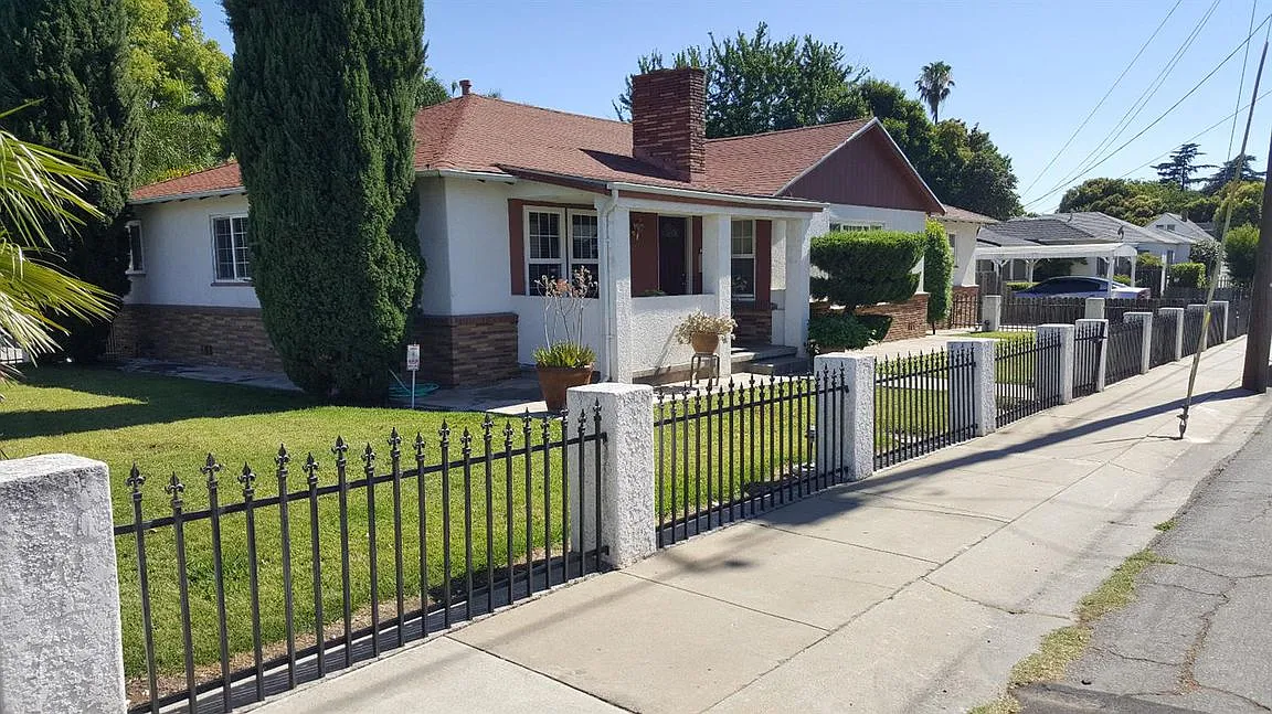 690 Jewell Ave photo 1