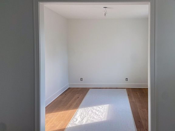 3rd image of 10724 Greyhound Ave