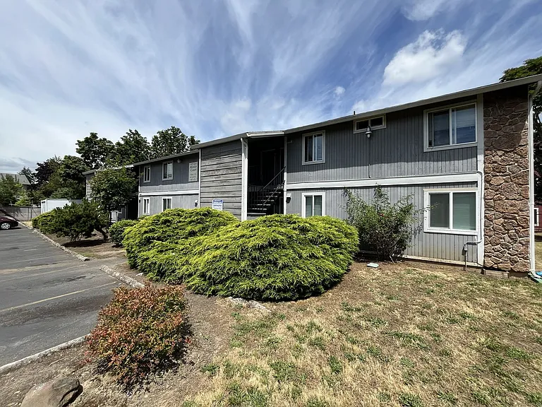 Spacious Corner Apartment with Three Bedrooms, Open Living Space & Modern Kitchen — Photo 4