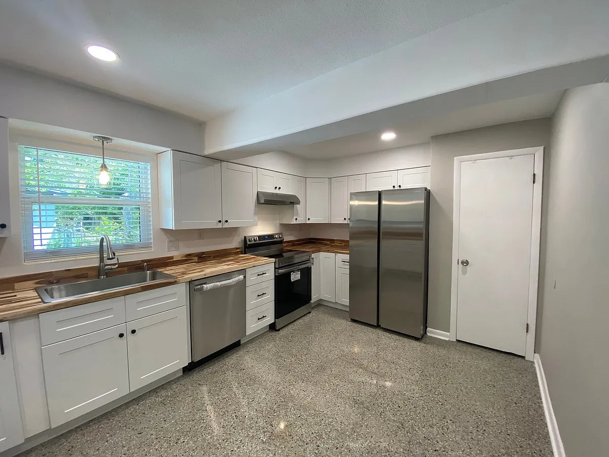 400 Argyle Court — Photo 2