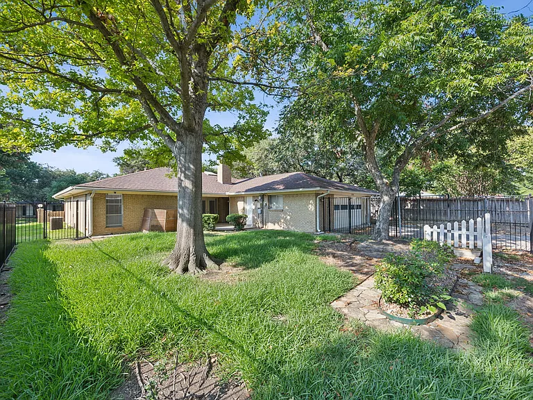 1725 Northcrest Dr — Photo 25