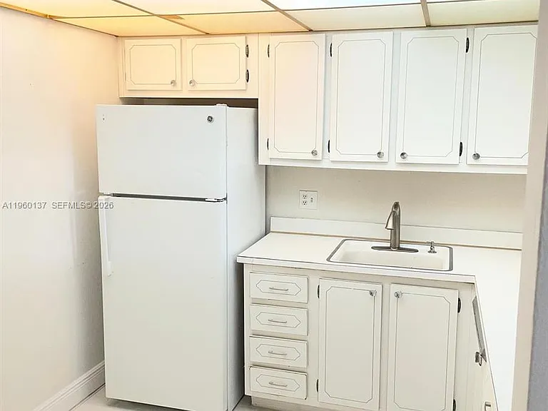 470 Executive Center Dr #1C — Photo 4