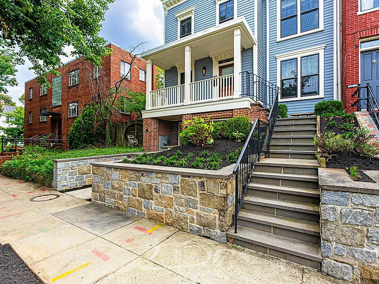 325 D St SE — Photo 2
