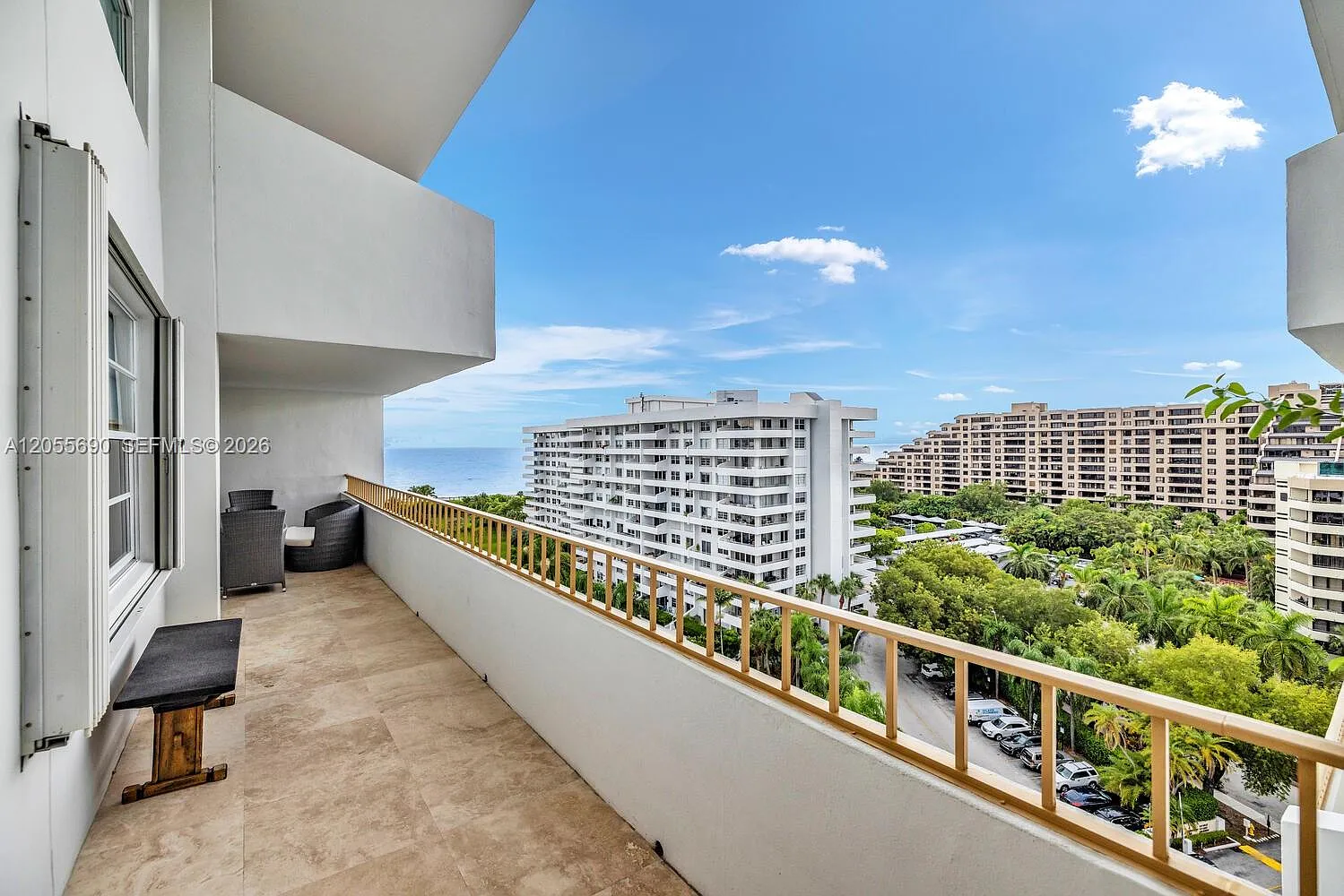 Commodore Club West Condo — Photo 4