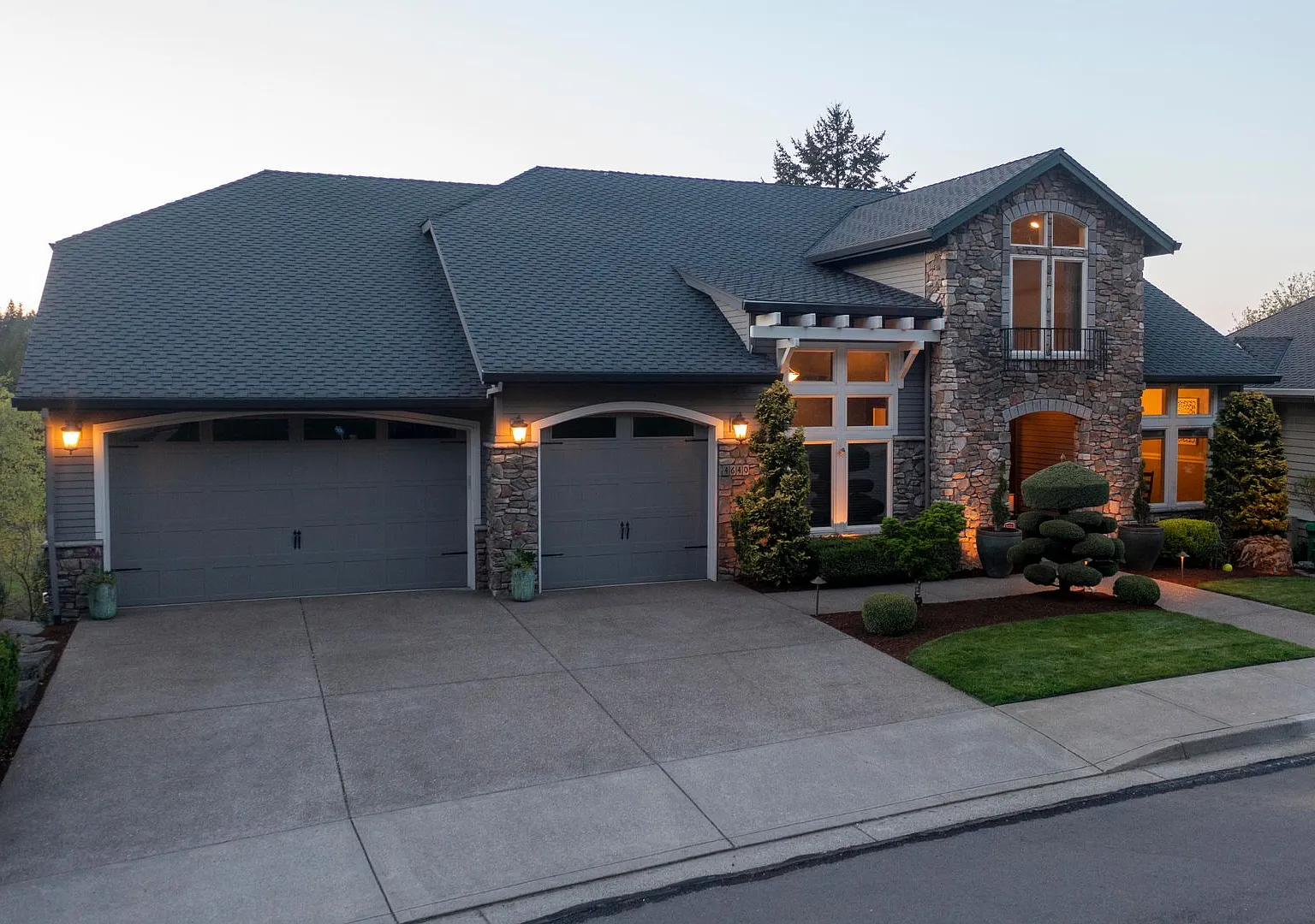 Luxury Gresham Home with Scenic Views, 3-Car Garage & Covered Deck — Photo 2