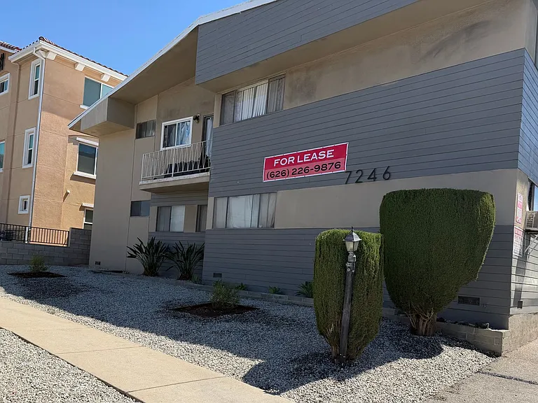 7238 - 7246 N Lotus Ave — Photo 14