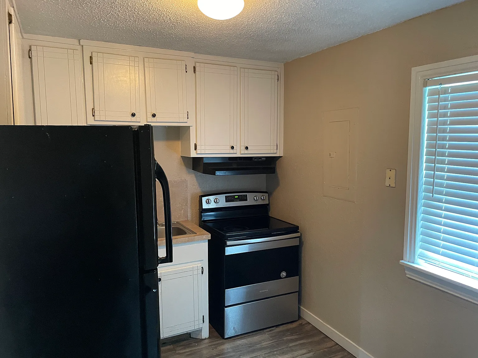 3 bed, 900 sqft, $795 — Photo 3